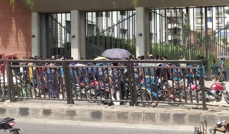 বাড্ডায় শিক্ষার্থীদের সঙ্গে পুলিশের ধাওয়া-পাল্টা ধাওয়া